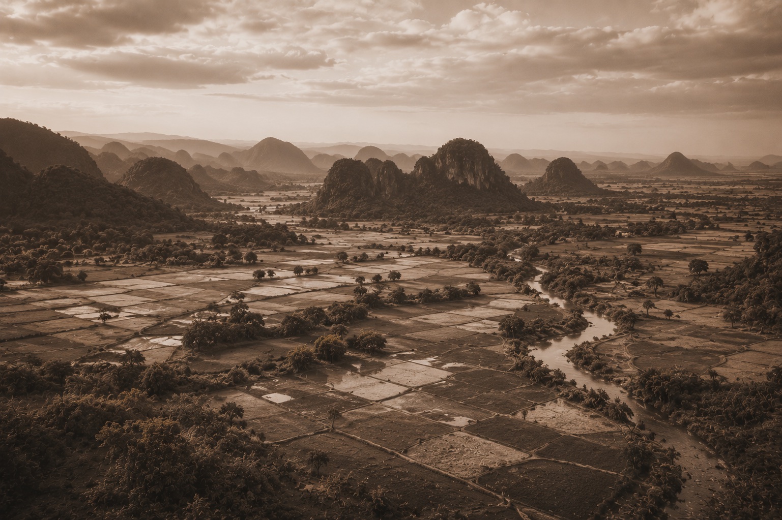 Paysage de karsts et rizières au Myanmar