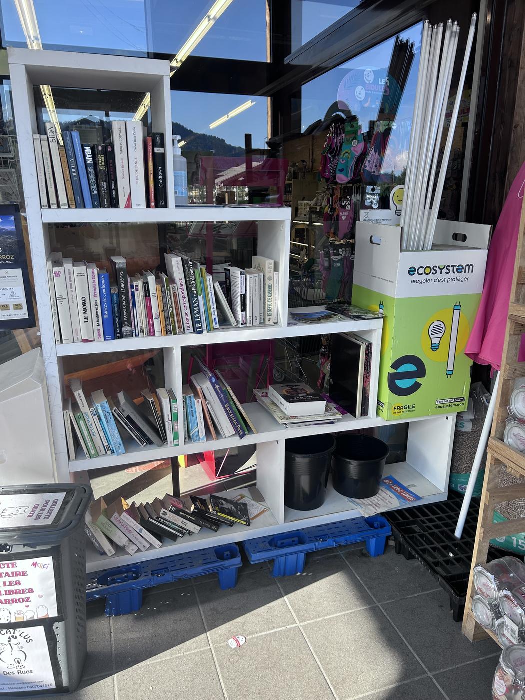 Boîte à livres - Les Carroz - Épicerie SPAR
